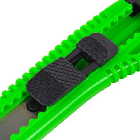 Нож канцелярский 18мм с фиксатором упаковка с европодвесом Staff 1/24/576