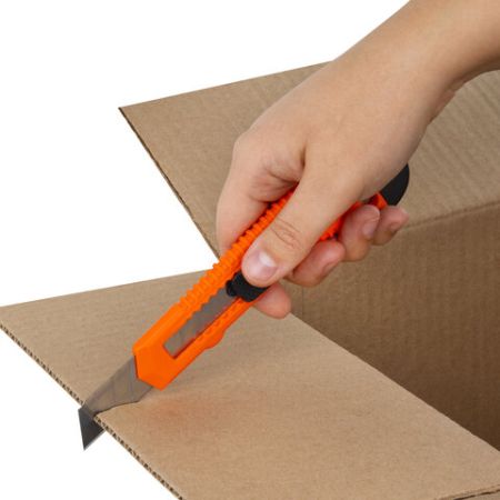 Нож канцелярский 18мм с фиксатором упаковка с европодвесом Staff 1/24/576