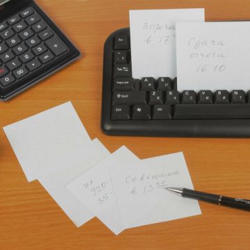 Блок для записей 9х9х5 белый в прозр. подставке STAFF 1/18